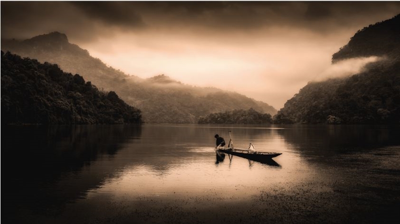 Ba Be lake Vietnam fisherman