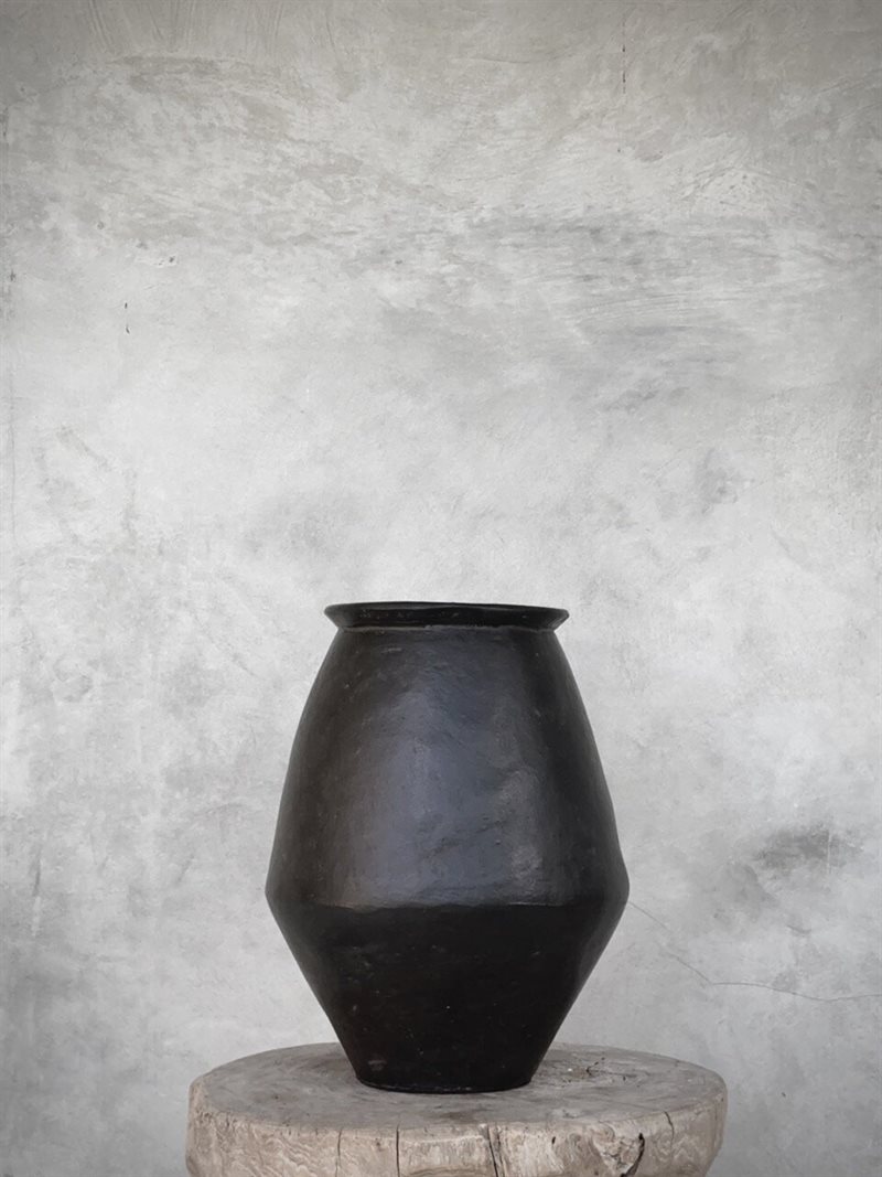 Delia urn black