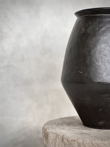 Delia urn black