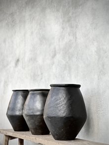Delia urn black