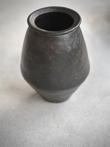 Delia urn black